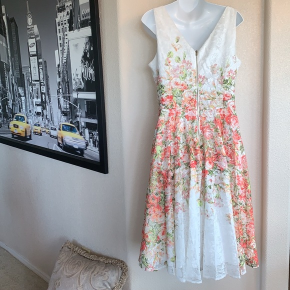 GABBY SKYE retro floral lace dress, sleeveless, white base Back zip. 12 - Picture 5 of 17